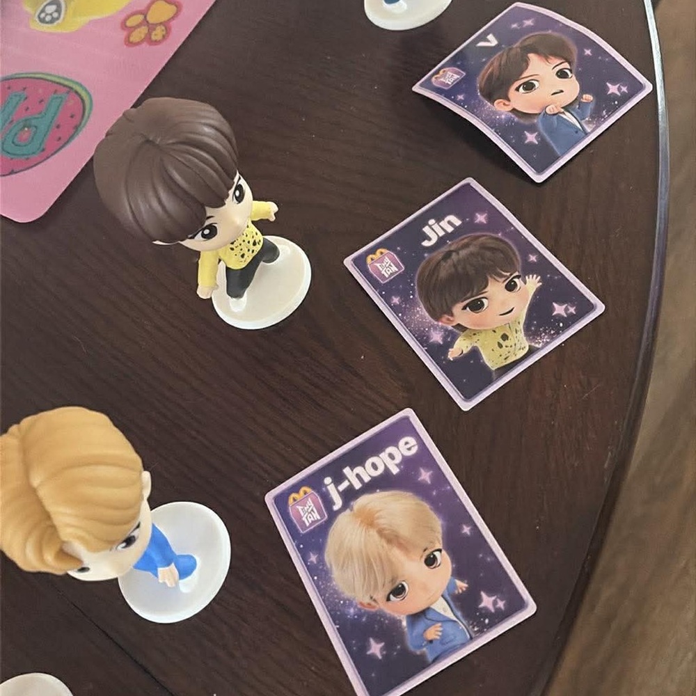 K-Pop Inspired Chibi Figure Toy Set - Beige, Brown, Black - Picture 2 of 2